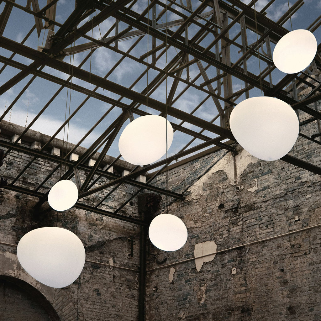 Pendellampe Gregg grande LED dimbar hvit glass opphengsdetalj