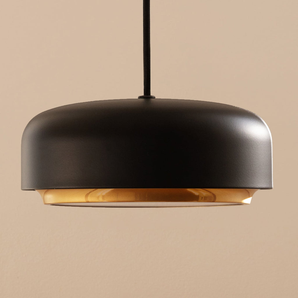 Pendellampe Hazel Mini svart/messing nærbilde av LED-diffusor