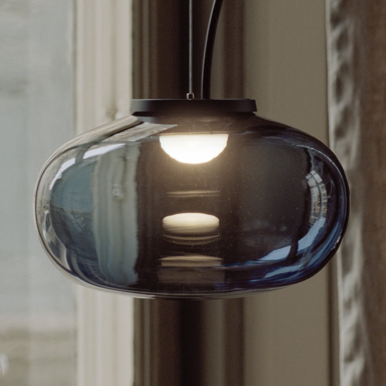 Pendellampe Karl-Johan Small røykgrå glass Ø23 cm forfra