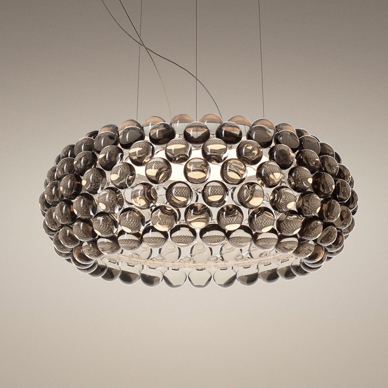 Nærbilde av LED Caboche Plus media røykgrå fra Foscarini montert