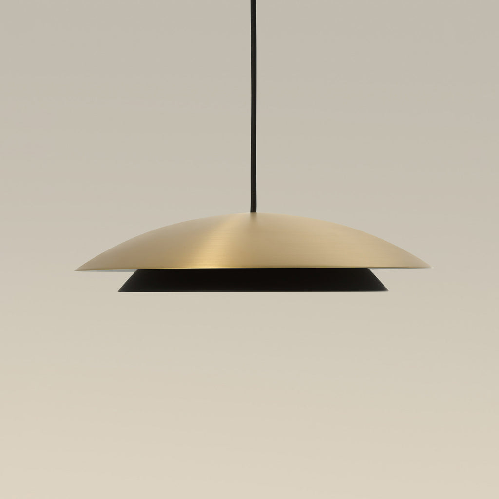 Pendellampe Noway Big dimbar CCT matt gull montert i rom