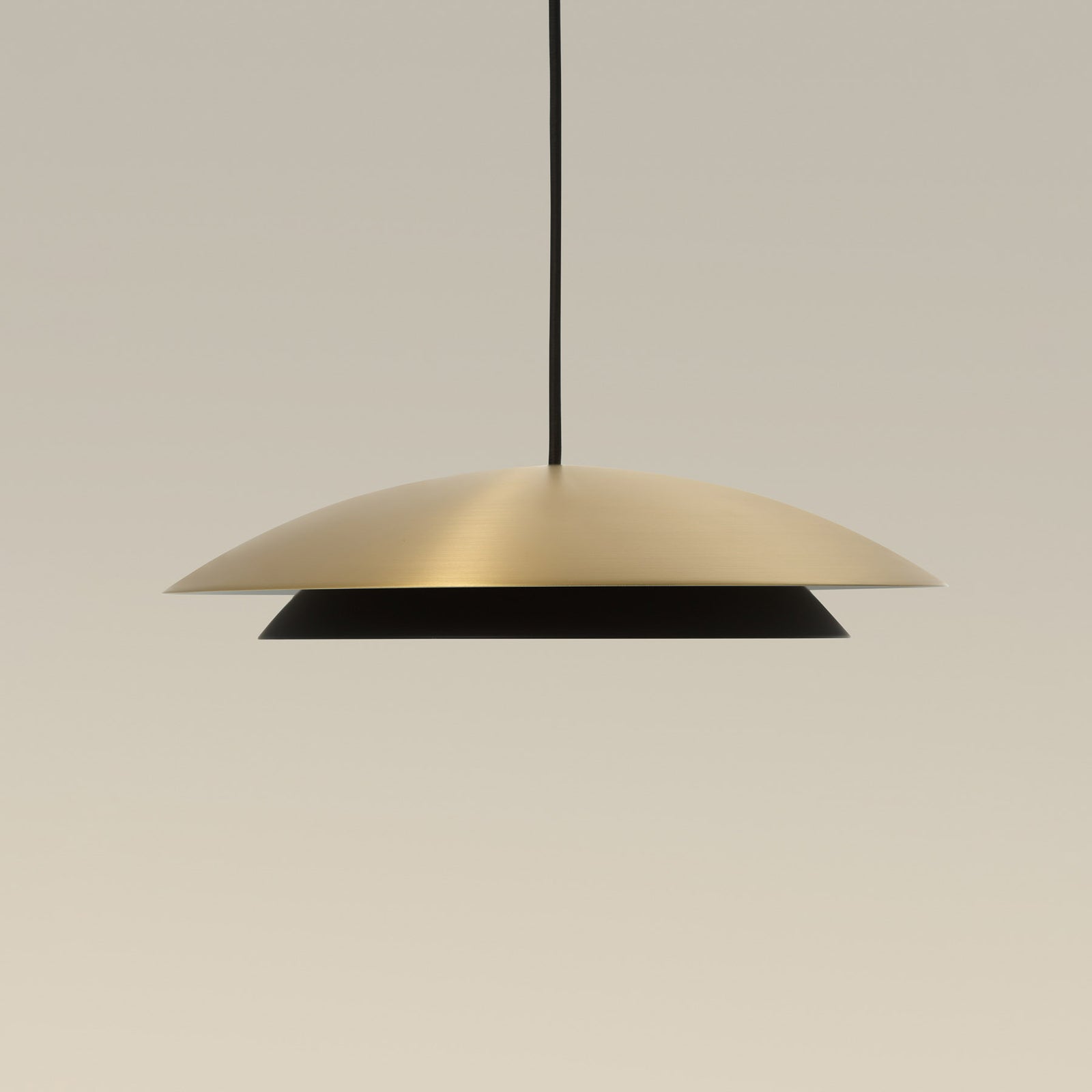 Pendellampe Noway Big dimbar CCT matt gull montert i rom