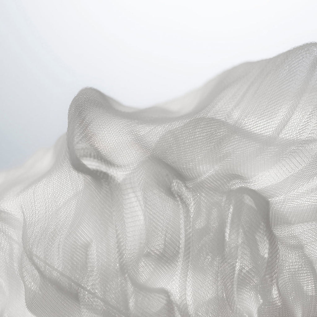 Nærbilde av tekstilaktig plastskjerm på Nuée pendellampe