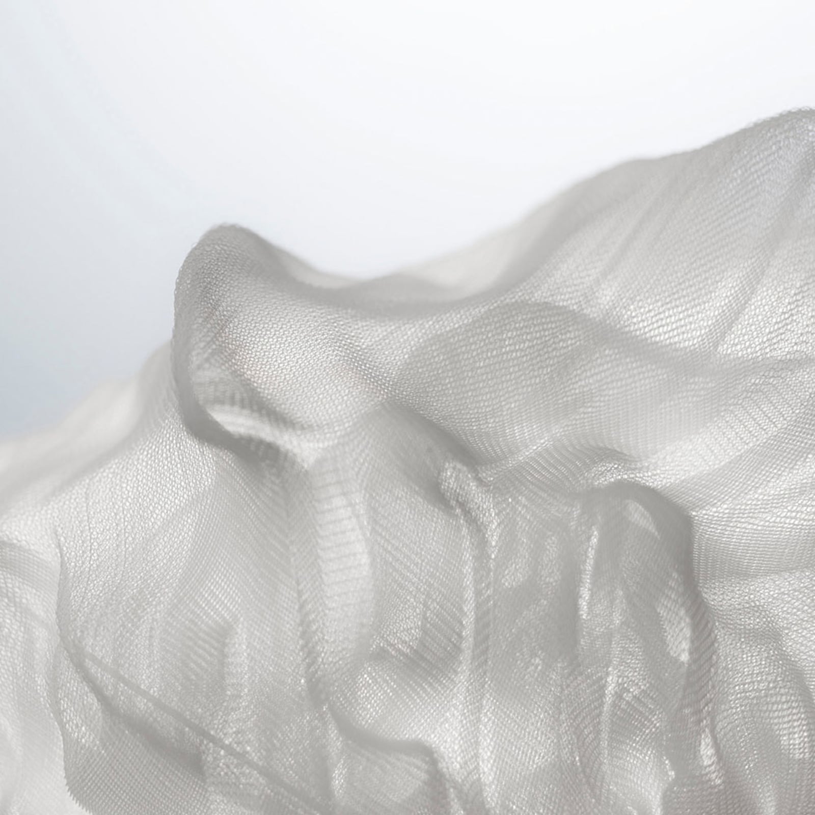 Nærbilde av tekstilaktig plastskjerm på Nuée pendellampe