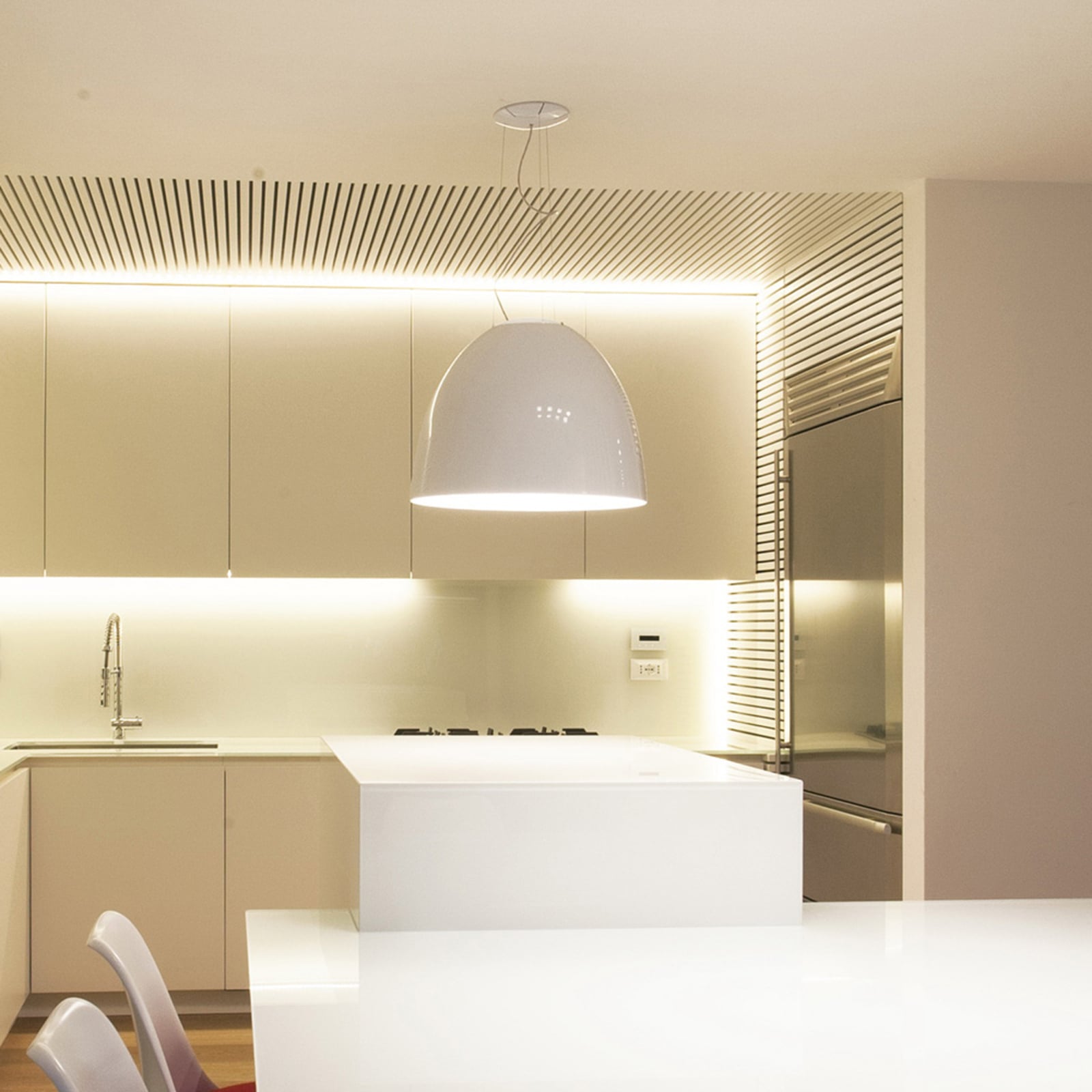 Pendellampe Nur Gloss LED dimbar Bluetooth hvit forfra