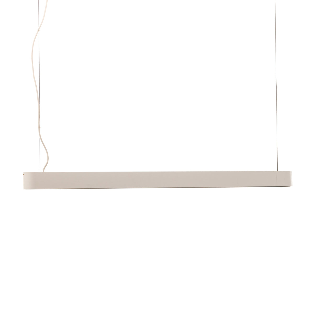 Pendellampe Soft hvit aluminium montert i rom
