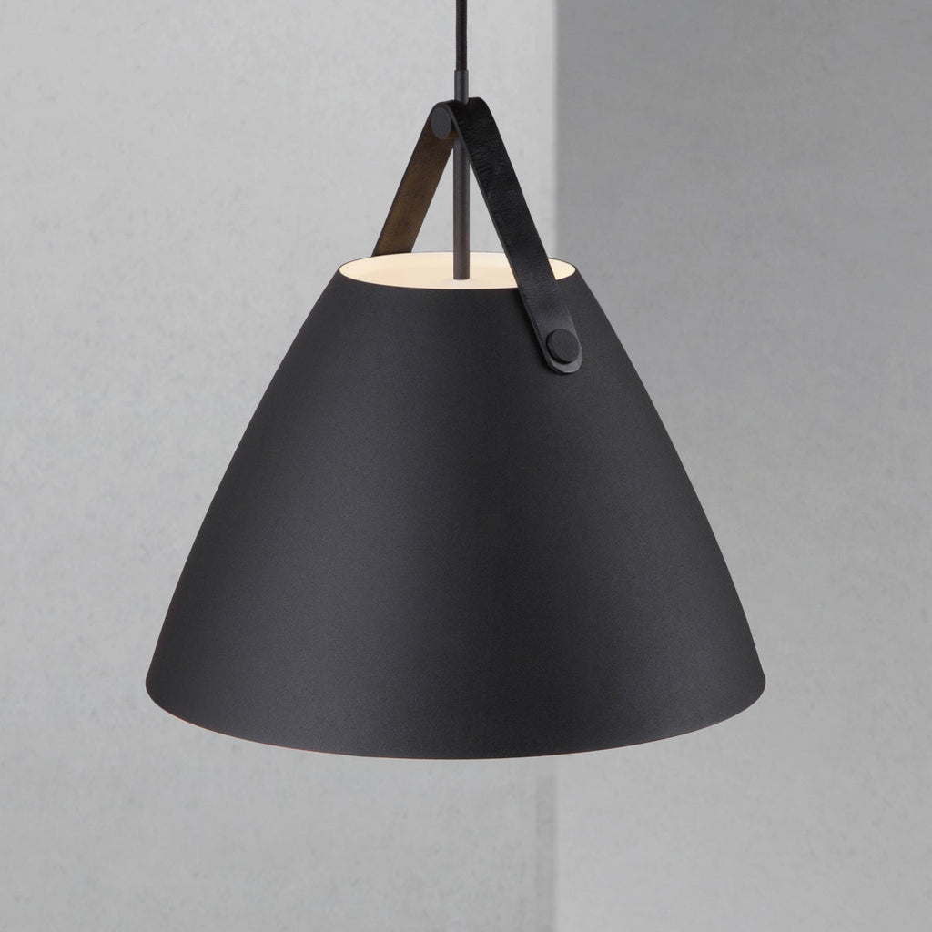 Pendellampe Strap 36 svart metall/lær bakside