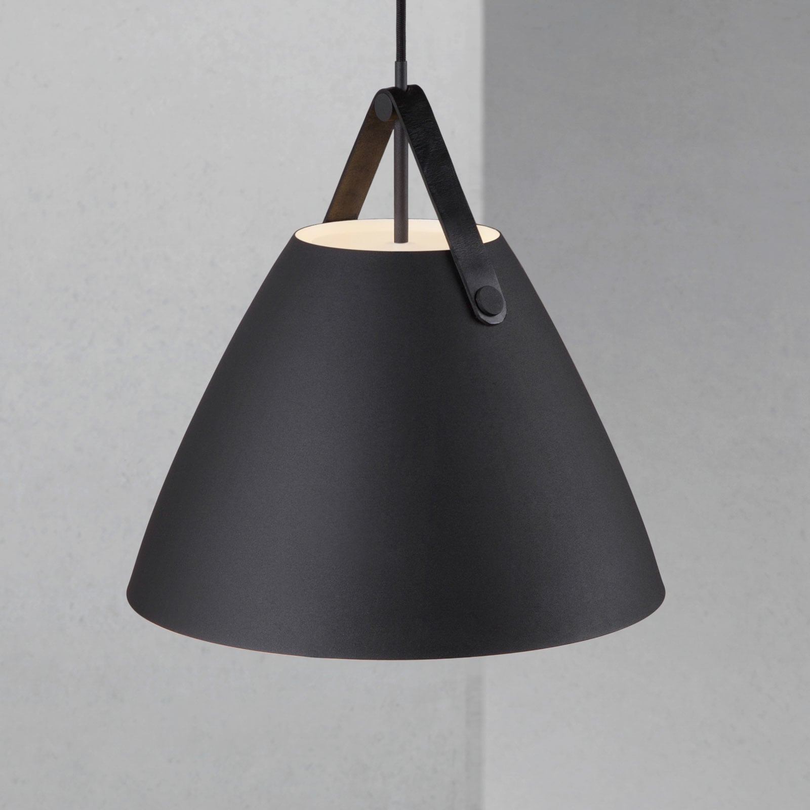 Pendellampe Strap 36 svart metall/lær bakside