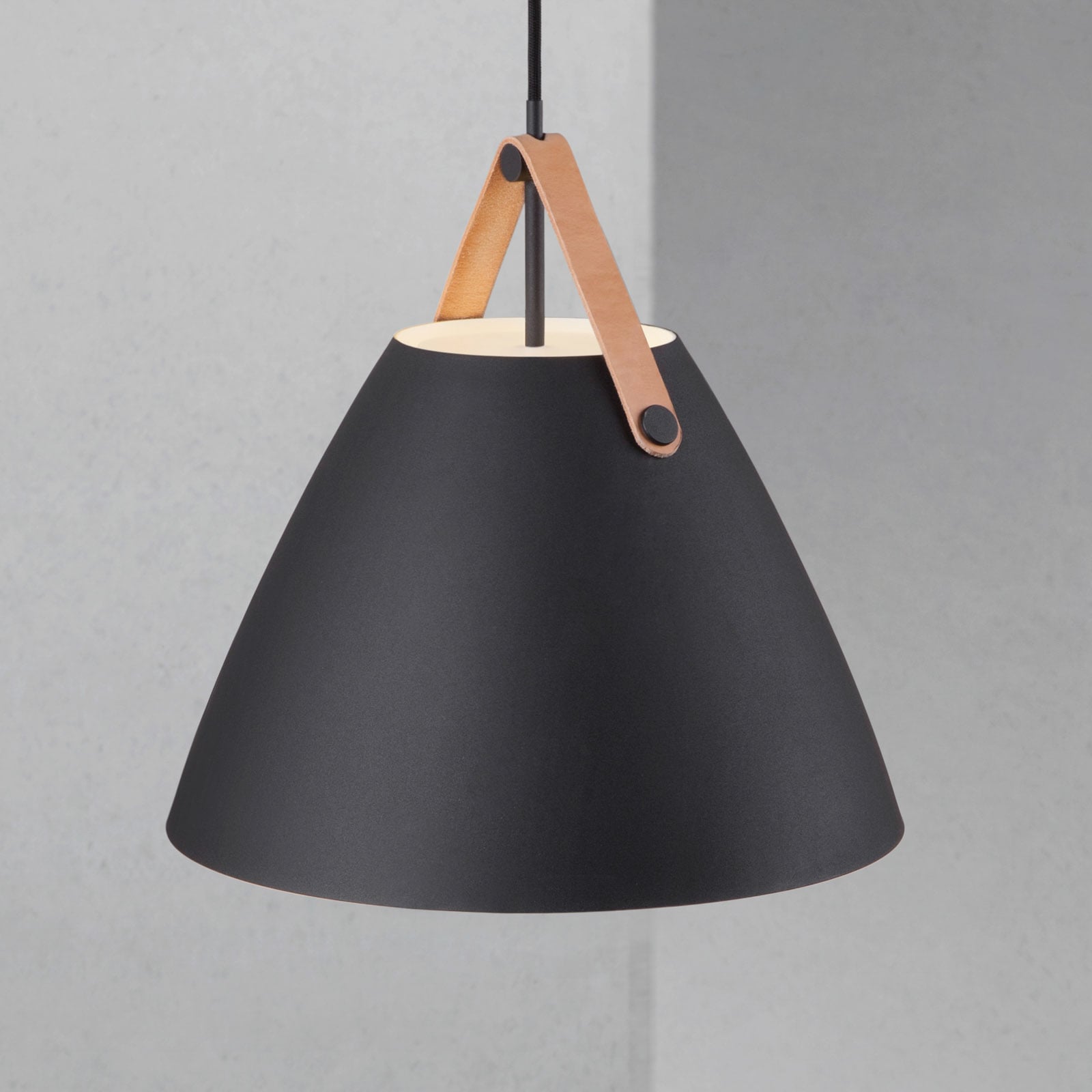 Pendellampe Strap 36 svart metall/lær forfra