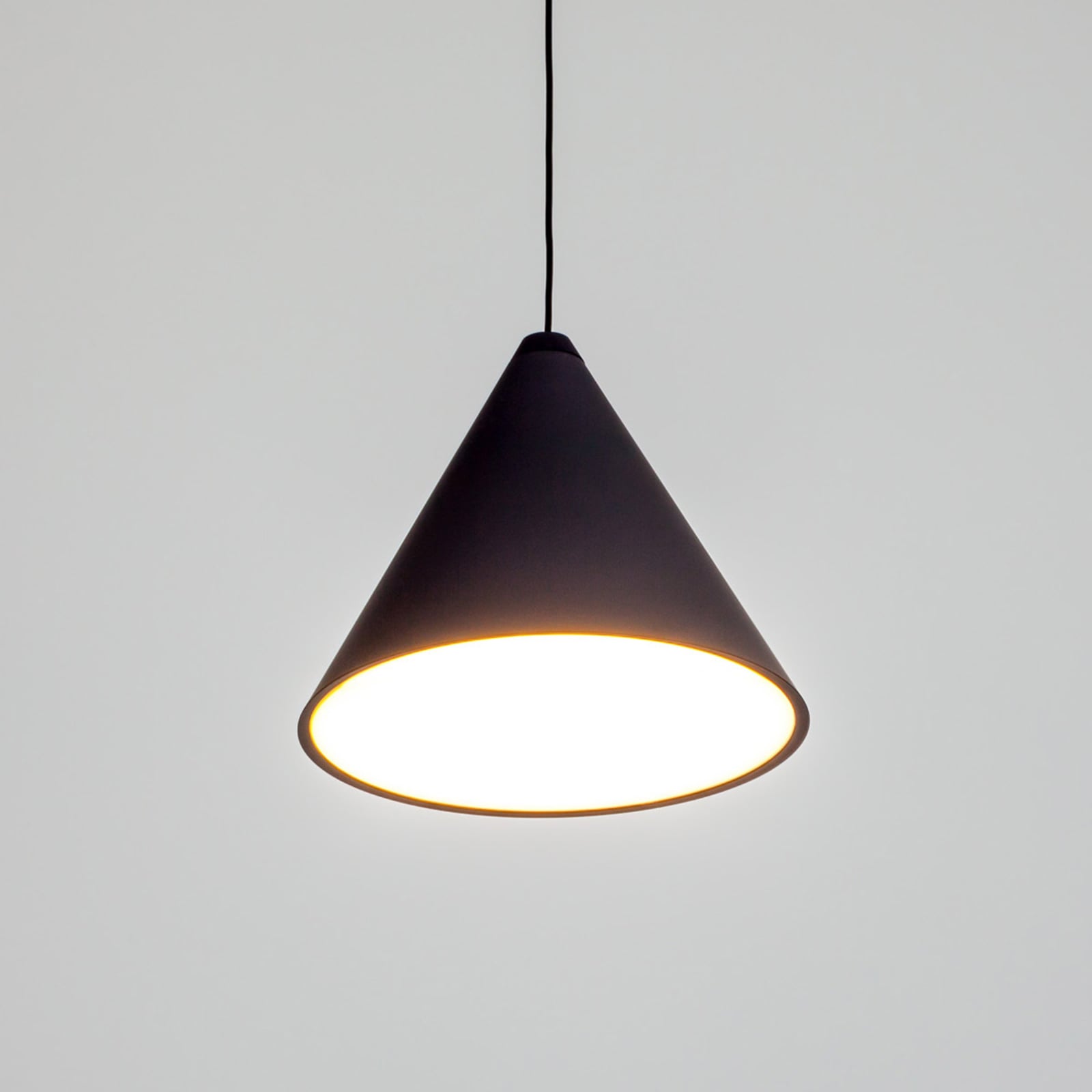 Pendellampe String Light dimbar 12m kabel kjegle Ø19 cm bakside