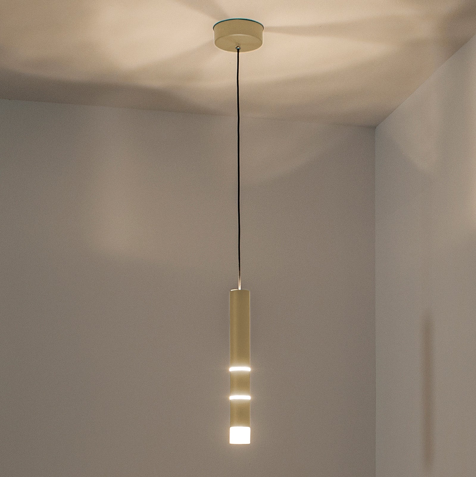 Pendellampe Vega LED sylinderformet messing matt Ø5 cm forfra