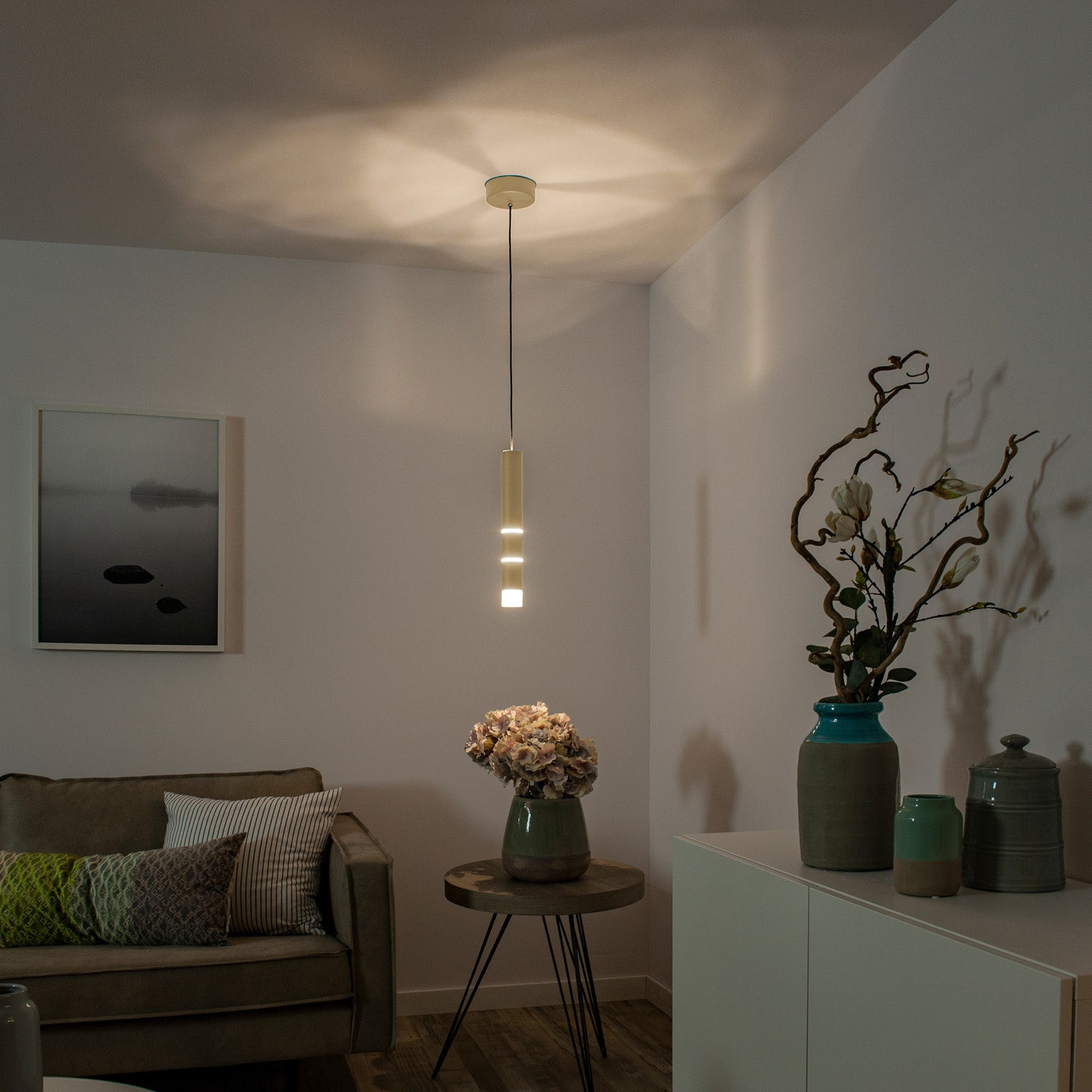 Pendellampe Vega LED sylinderformet messing matt Ø5 cm montert