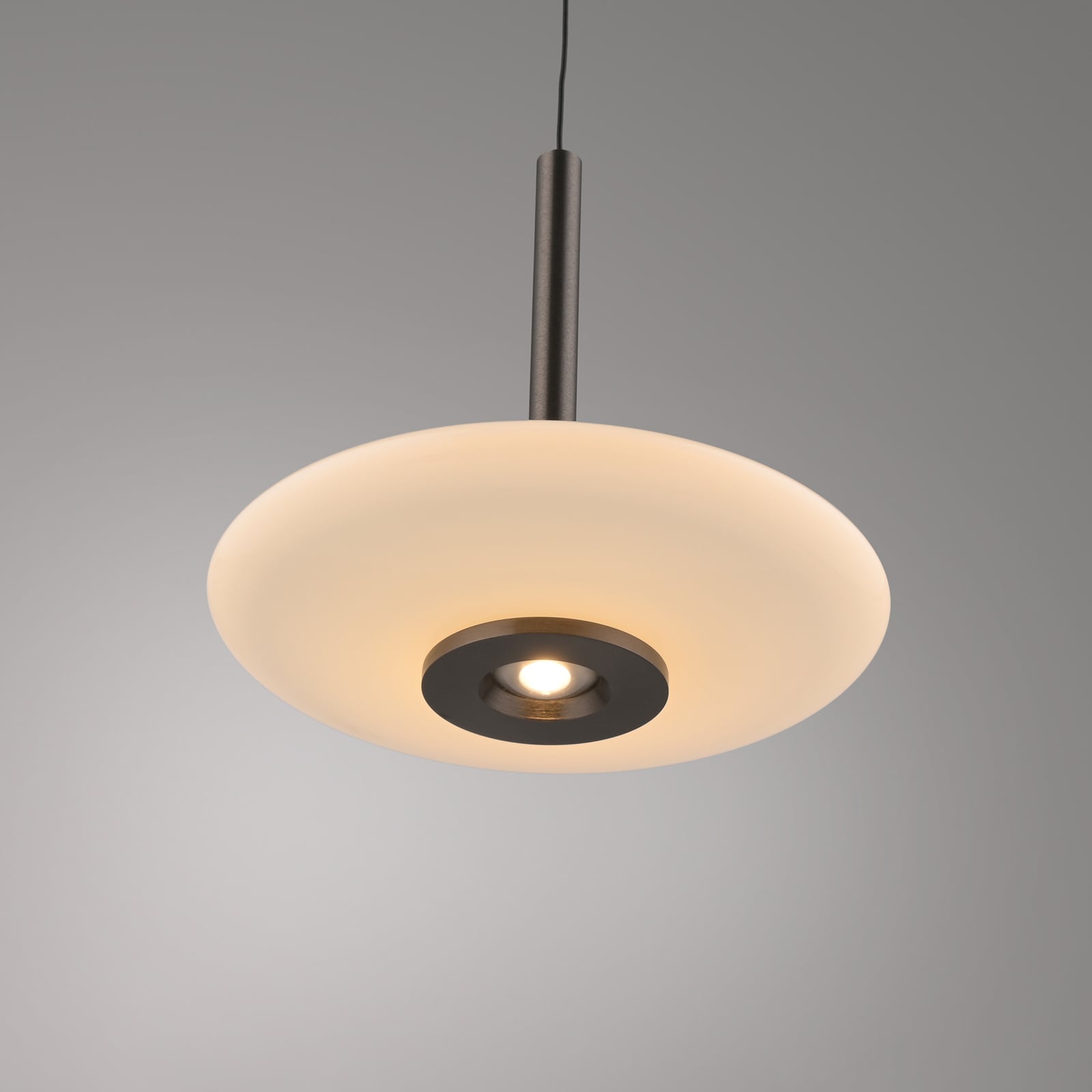 Pendellampe Vitrum 3-lys brun/opal glass dimbar med aluminiumskropp