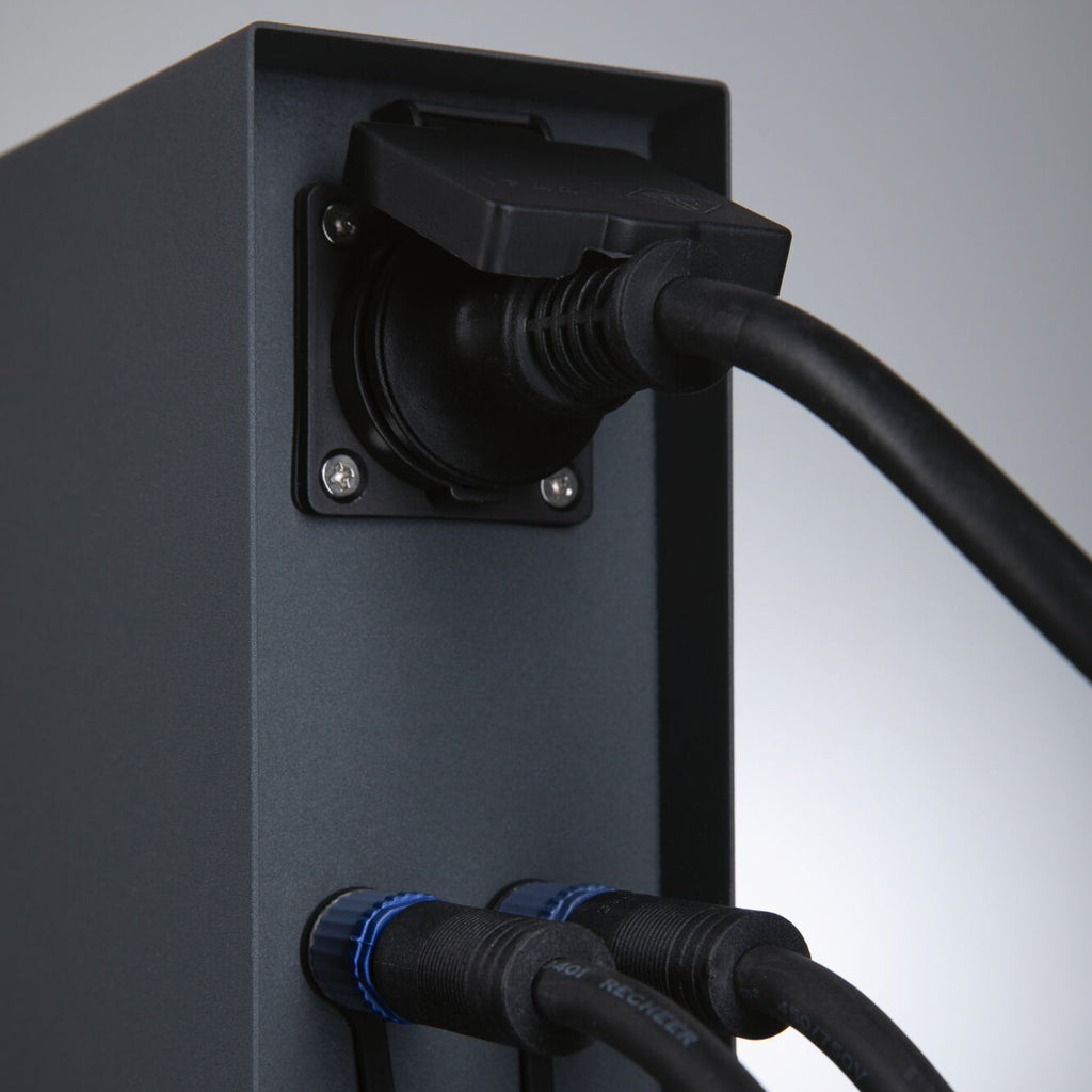 Plug & Shine stikkontaktstolpe Rio antrasitt IP44 montert i hage