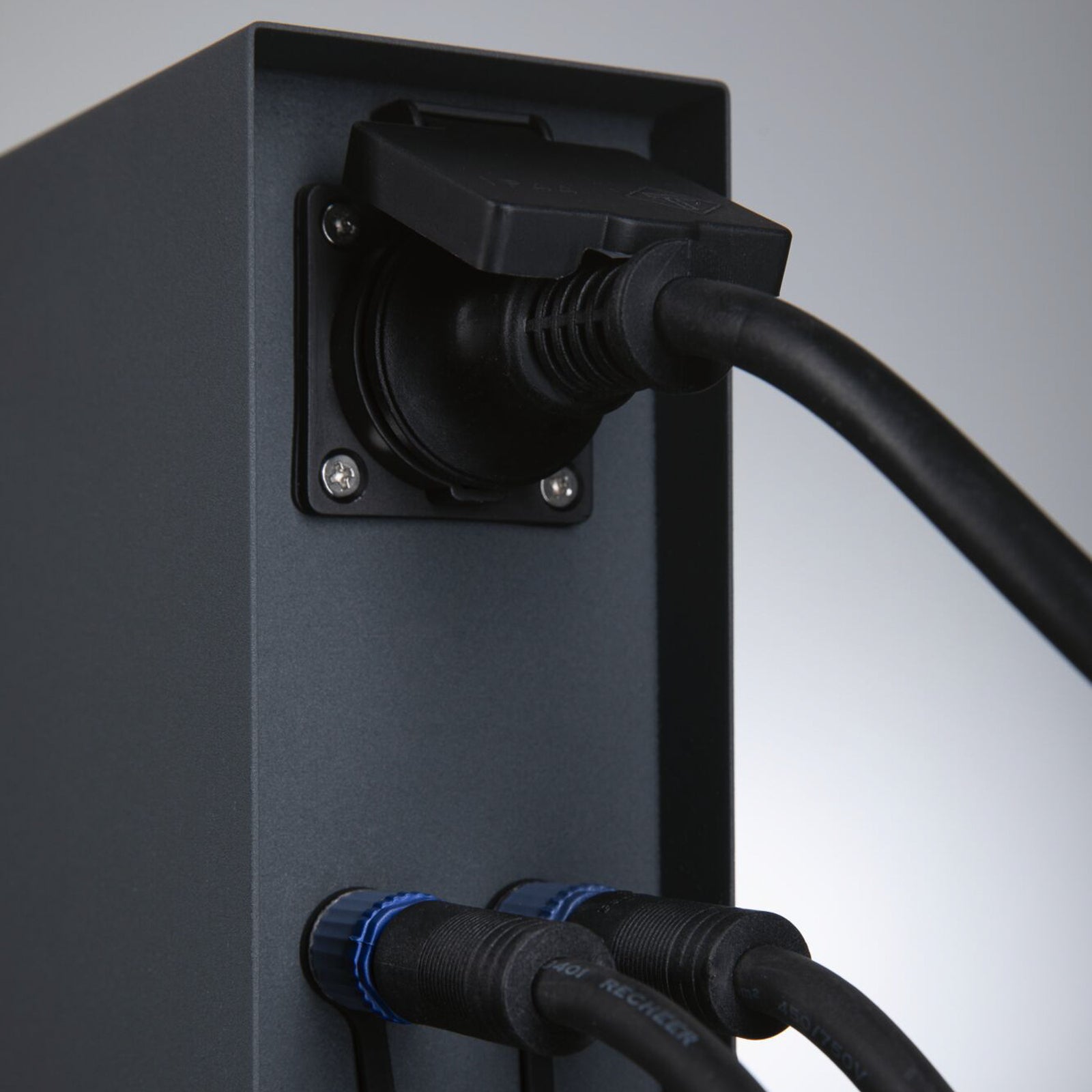 Plug & Shine stikkontaktstolpe Rio antrasitt IP44 montert i hage