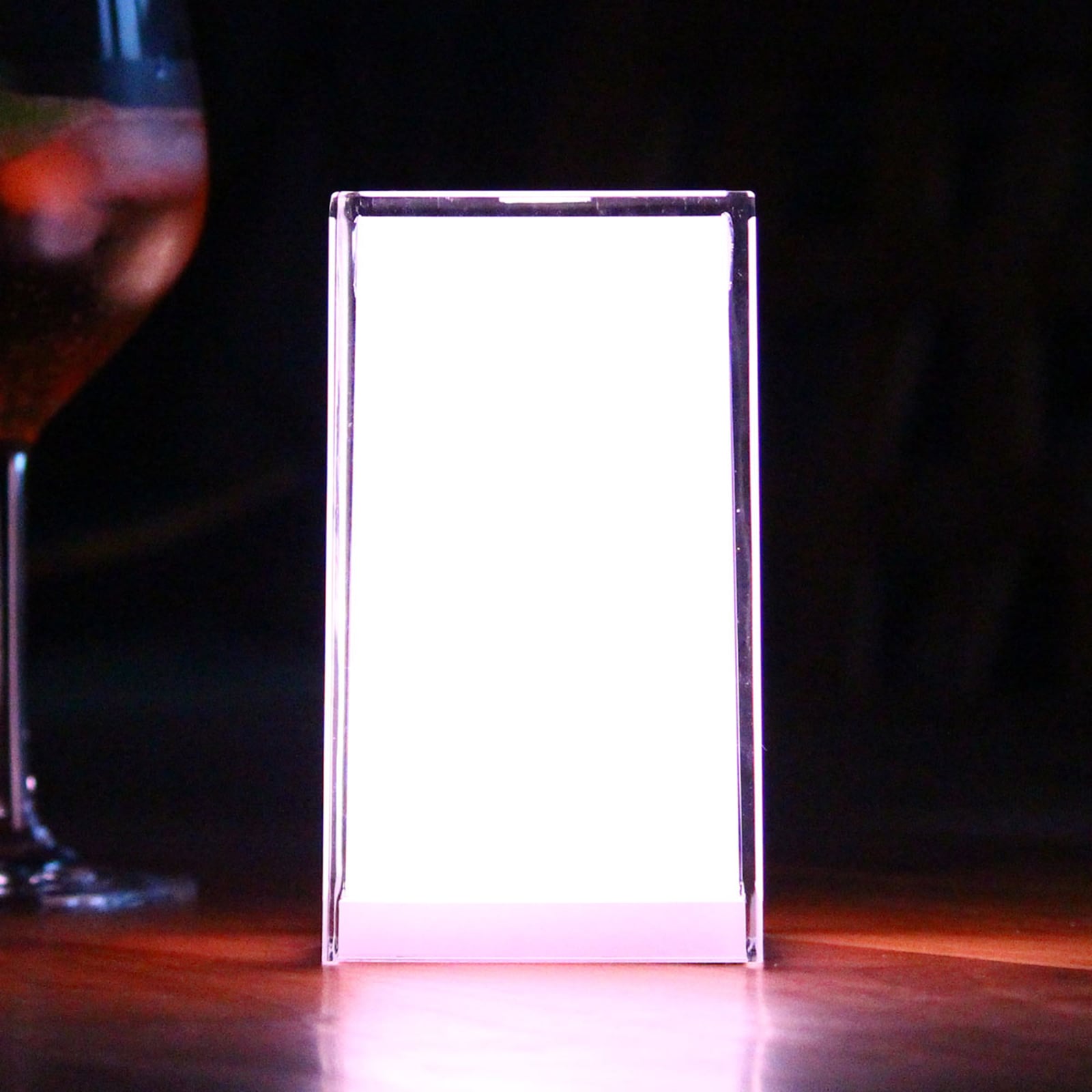 Portabel bordlampe Cub appstyrt RGBW dimbar IP44 montert på bord