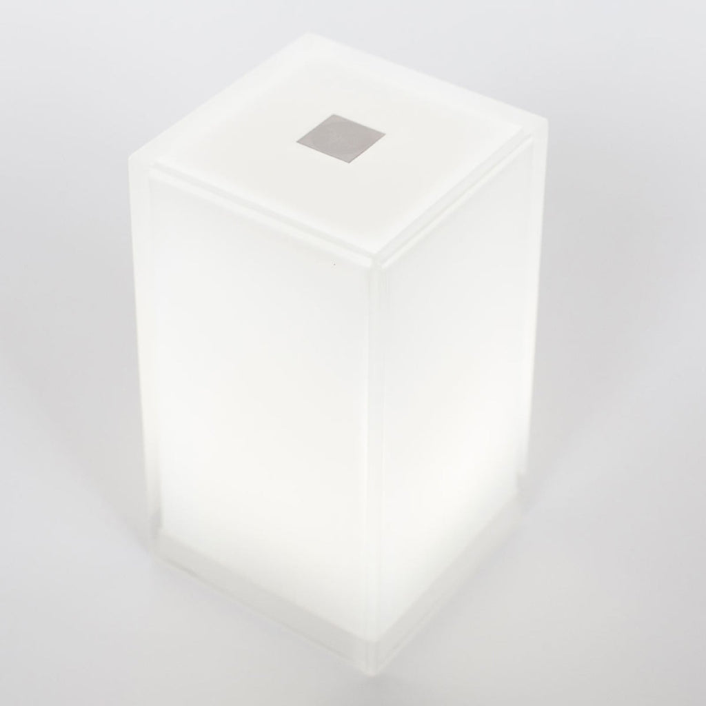 Portabel bordlampe Cub appstyrt RGBW dimbar IP44 nærbilde av LED