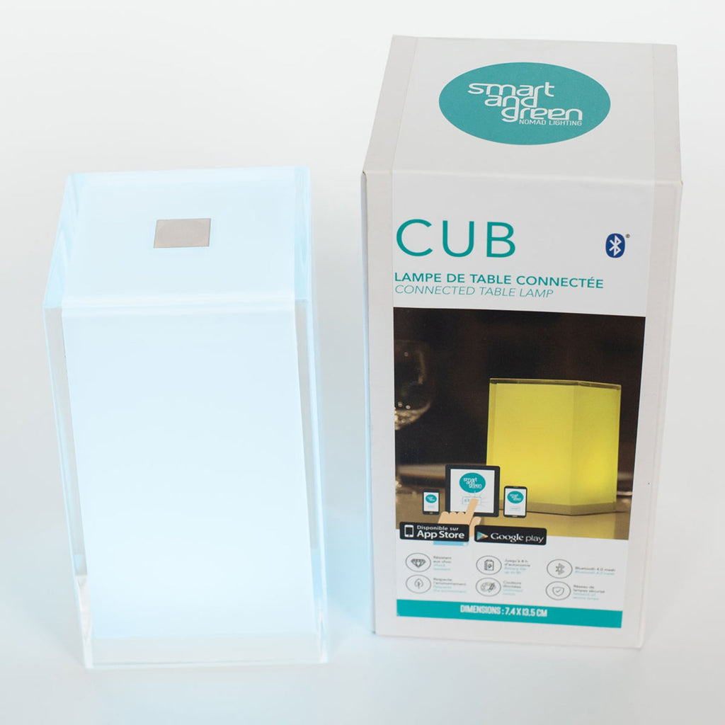 Portabel bordlampe Cub appstyrt RGBW dimbar IP44 i bruk utendørs
