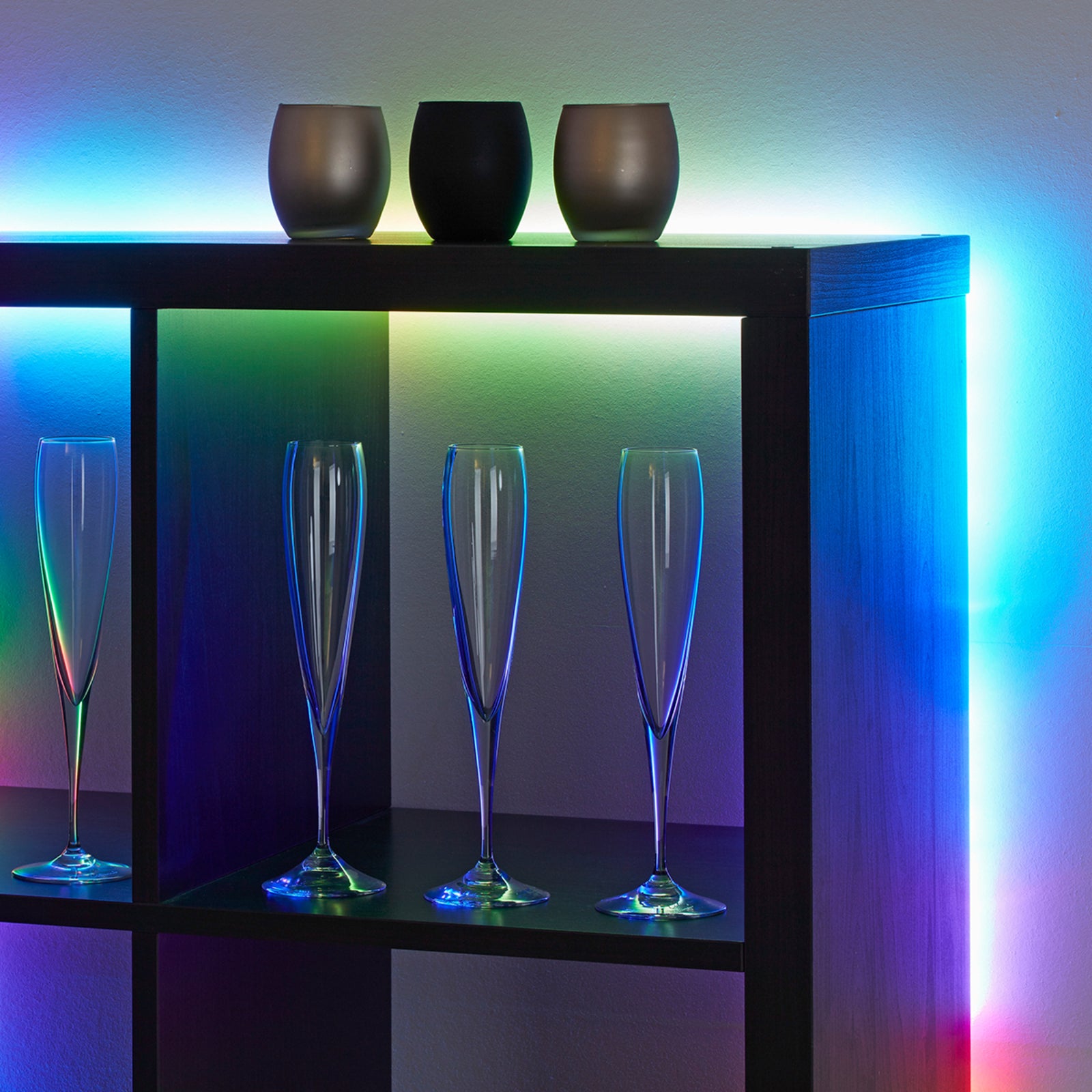 Bakside av RGB LED-stripe 5m dimbar med fjernkontroll 164 funksjoner - Briloner