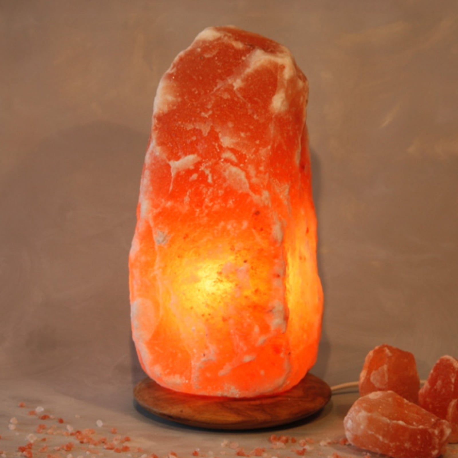 Saltkrystall-bordlampe Rock med tresokkel h40 cm E14 forfra