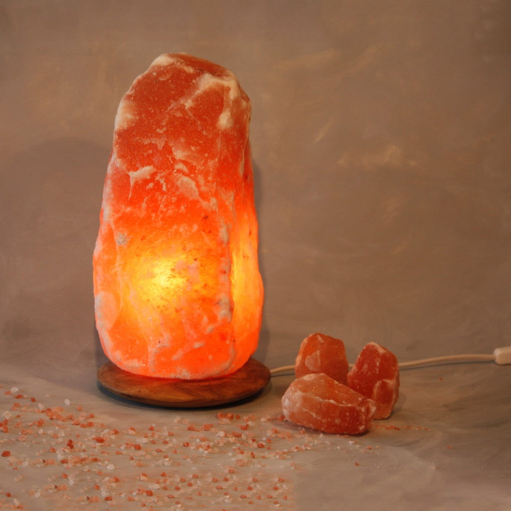 Saltkrystall-bordlampe Rock med tresokkel h40 cm E14 detalj av saltkristall