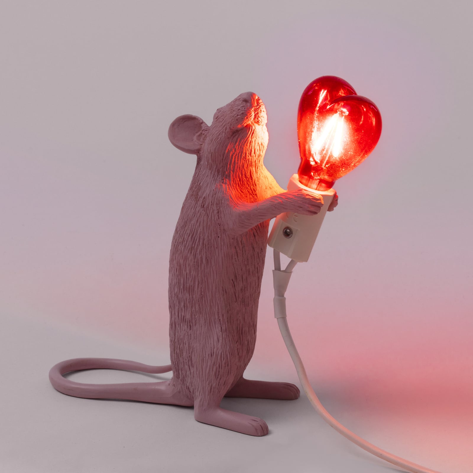 Nærbilde av LED-lyskilden i SELETTI Mouse Lamp Valentine dekorlampe USB hvit/rød E14