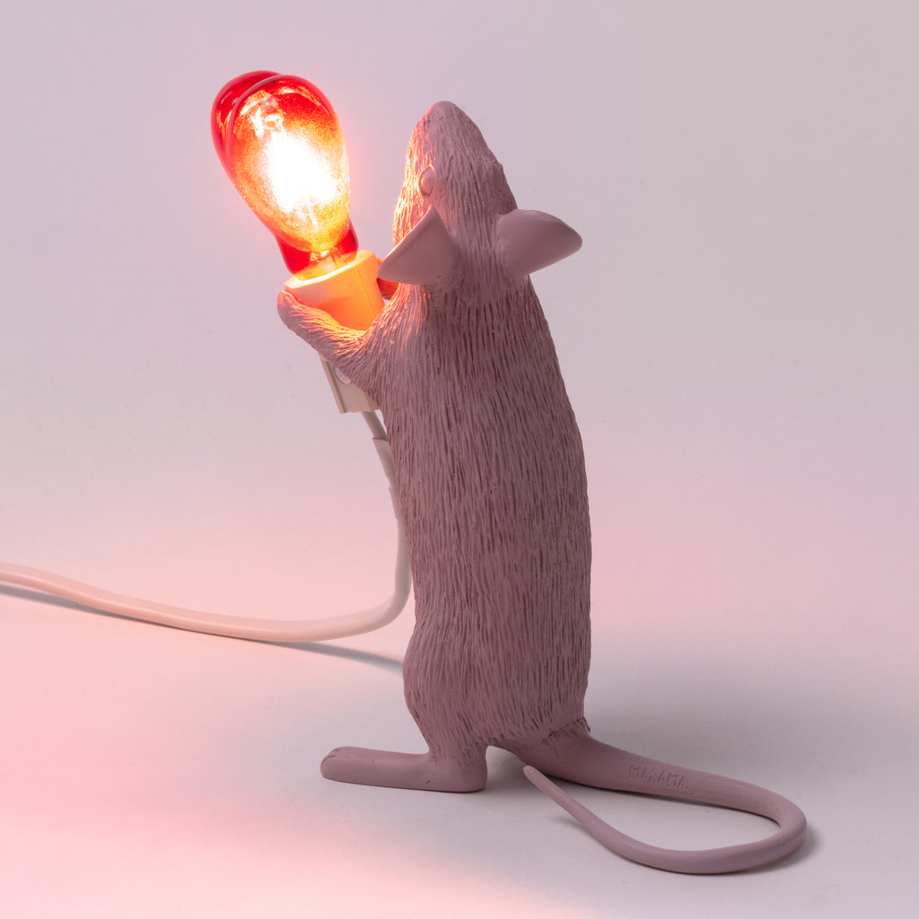 Sidevisning av SELETTI Mouse Lamp Valentine dekorlampe USB hvit/rød E14