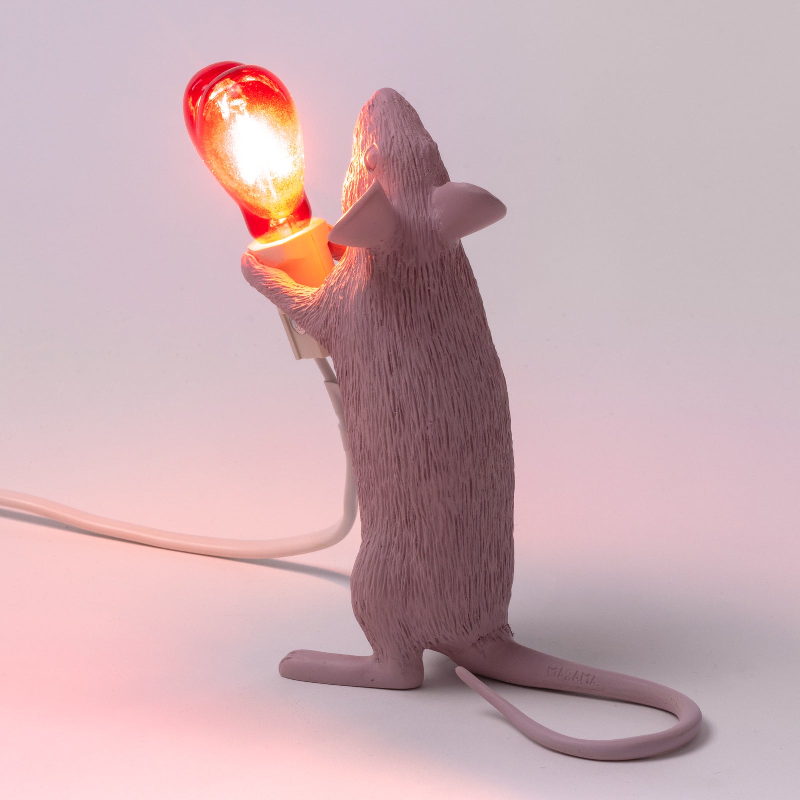 Sidevisning av SELETTI Mouse Lamp Valentine dekorlampe USB hvit/rød E14