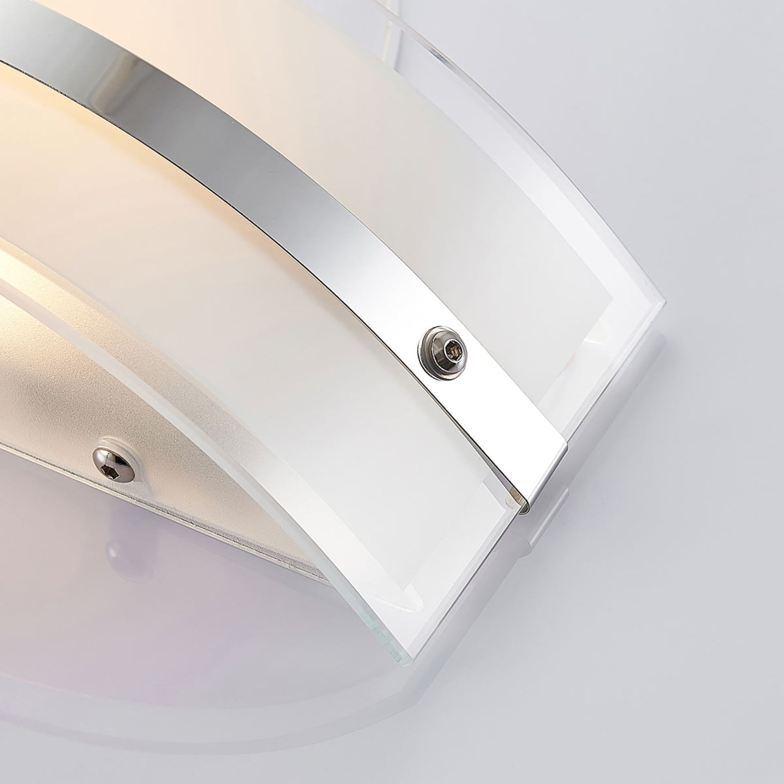 LED vegglampe Zinka hvit glass og krom sett fra siden