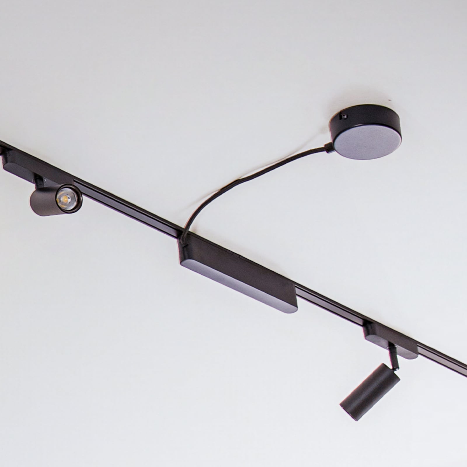 Skinnesystem Lumaro 48V 16 LED-spotter dimbar svart fjernkontroll