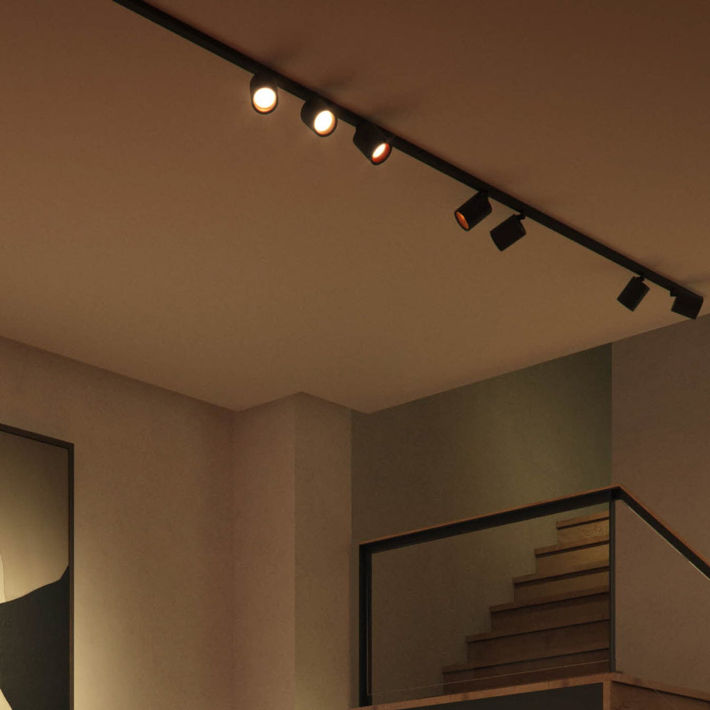 Skinnesystem Perifo 4x spot svart dimbar RGB - Philips Hue med fjernkontroll