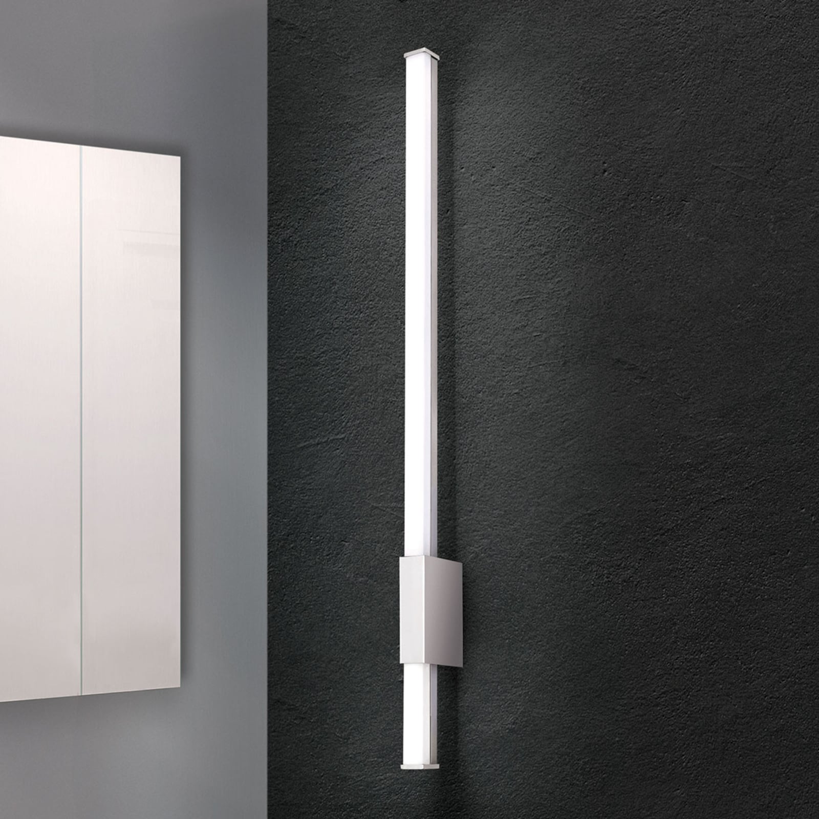 Smal LED baderomsvegglampe Argo krom forfra