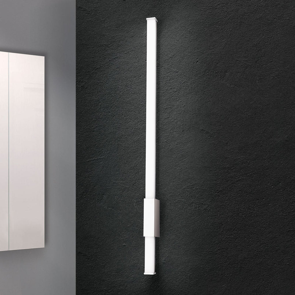 Detalj av Smal LED baderomsvegglampe Argo krom