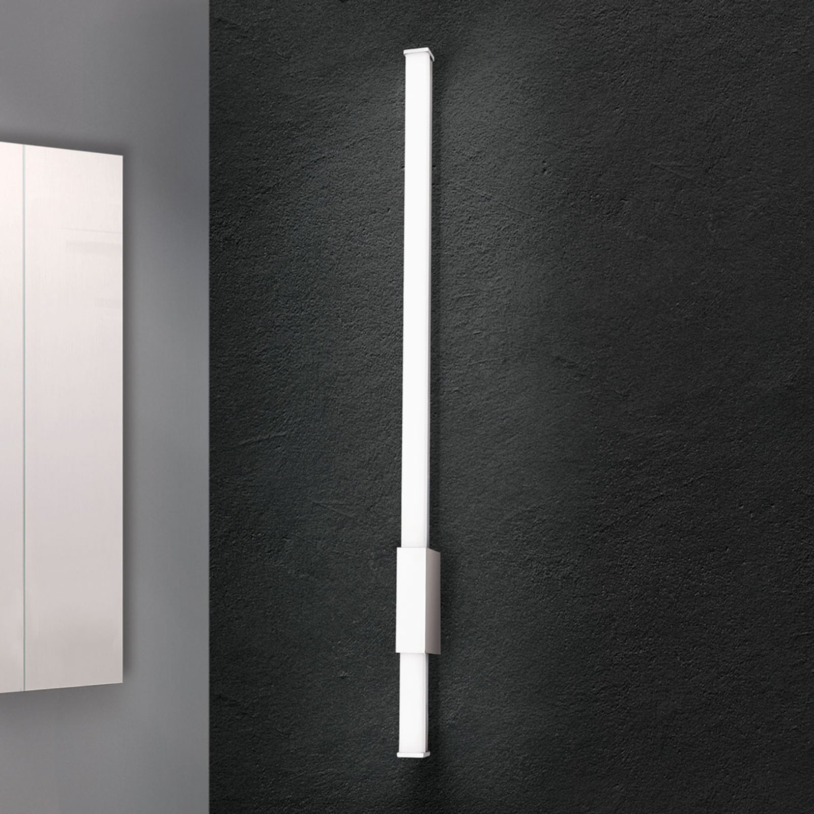 Detalj av Smal LED baderomsvegglampe Argo krom