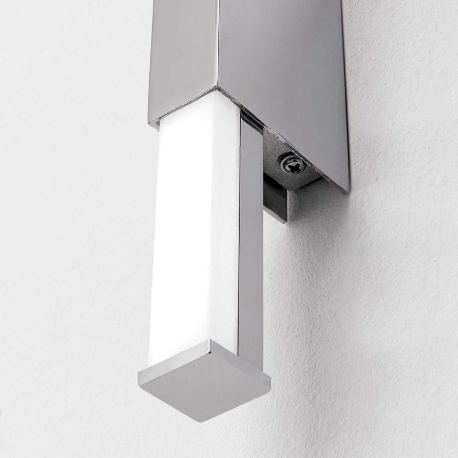 Nærbilde av LED-lyskilde i Smal LED baderomsvegglampe Argo krom