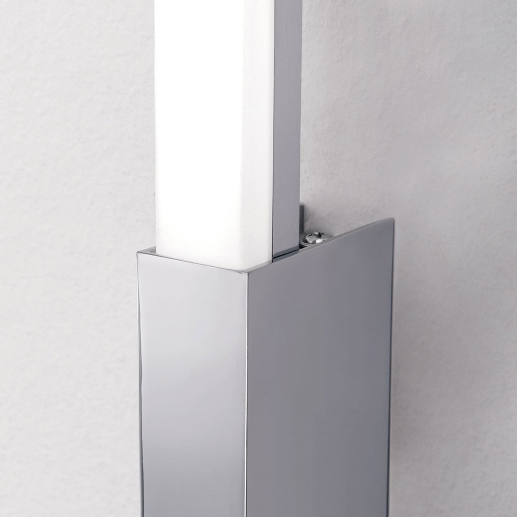 Smal LED baderomsvegglampe Argo krom sidetett