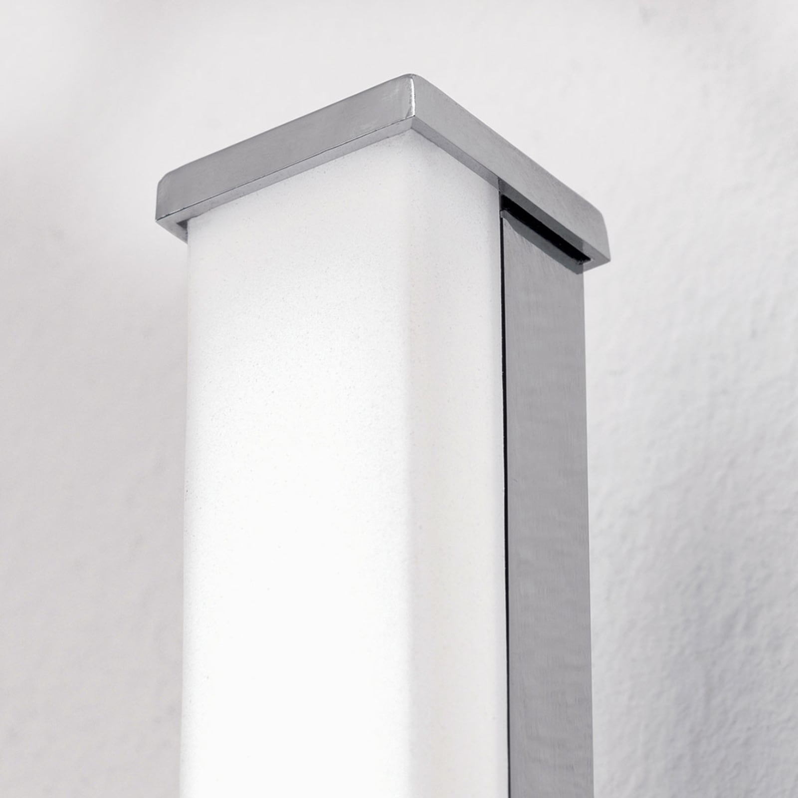 Smal LED baderomsvegglampe Argo krom detalj kromfinish