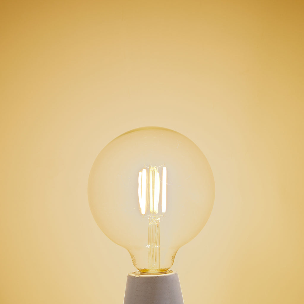 Smart LED filamentpære E27 G125 globe 7W CCT dimbar klar LUUMR montert