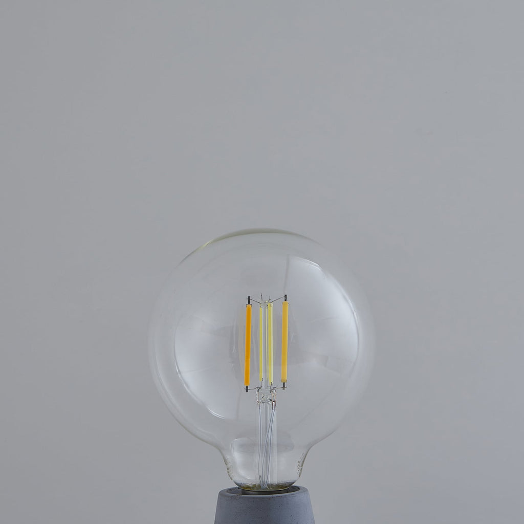 Smart LED filamentpære E27 G125 globe 7W CCT dimbar klar LUUMR nærbilde
