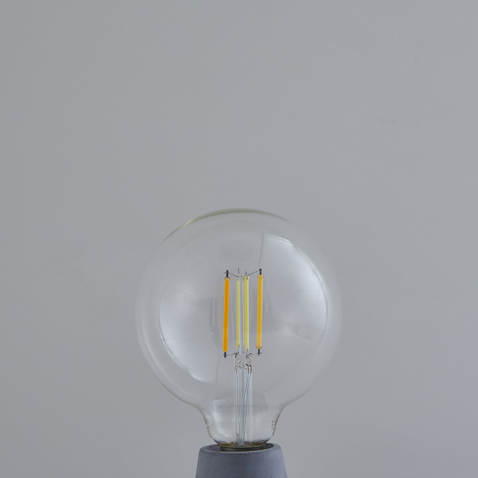 Smart LED filamentpære E27 G125 globe 7W CCT dimbar klar LUUMR nærbilde