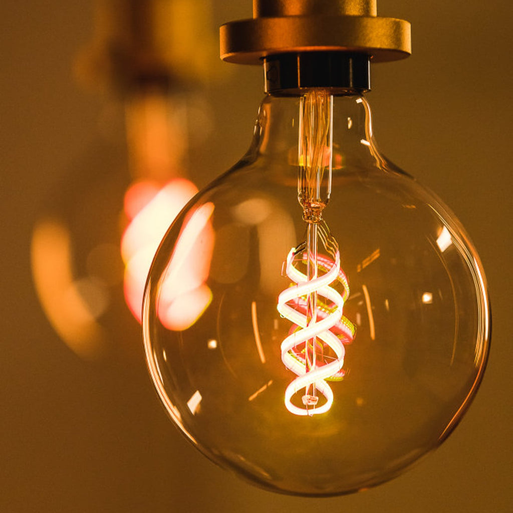 Smart LED filamentpære globe E27 4,5W RGBW dimbar WiFi - LEDVANCE SMART+ lyser i mørke