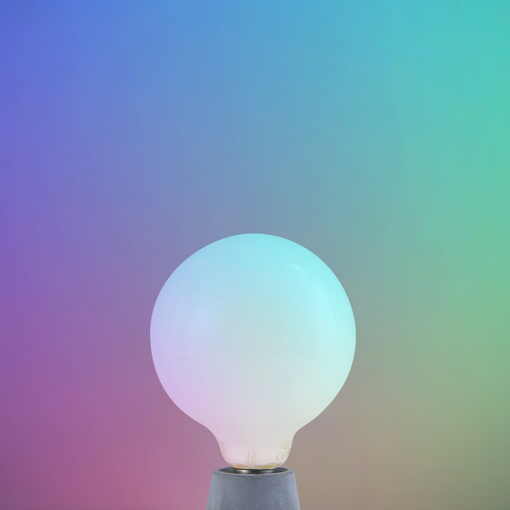 Smart LED-globepære E27 G125 7W CCT WiFi dimbar matt montert i lampe