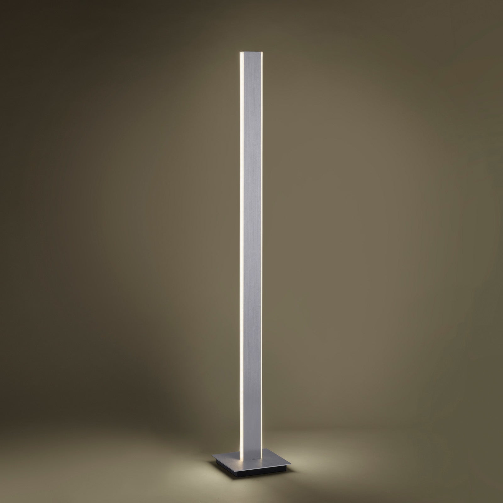 Smart LED-gulvlampe Q-Adriana CCT+RGB aluminium 140 cm montert i rom