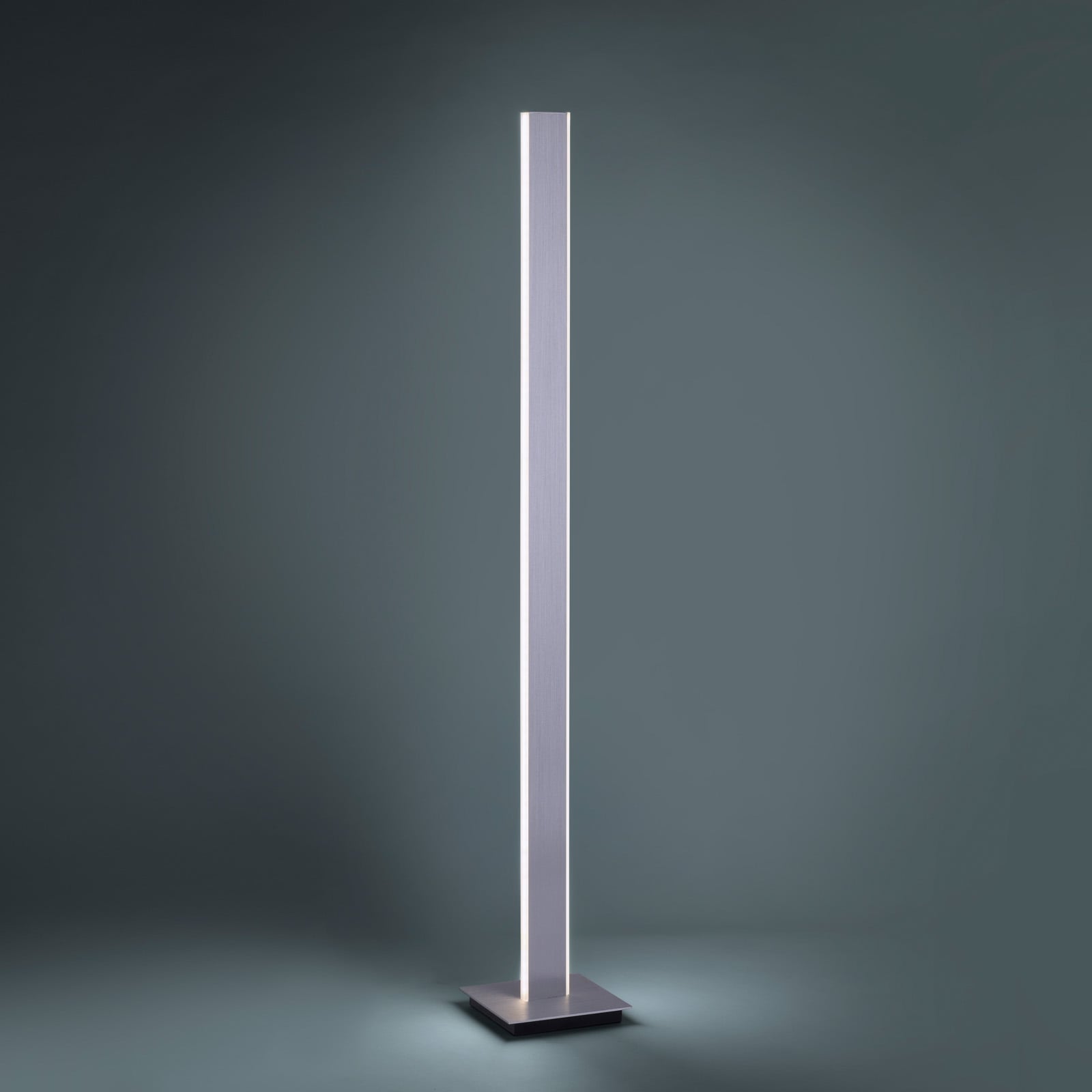 Nærbilde av satinerte akrylpanel på Smart LED-gulvlampe Q-Adriana
