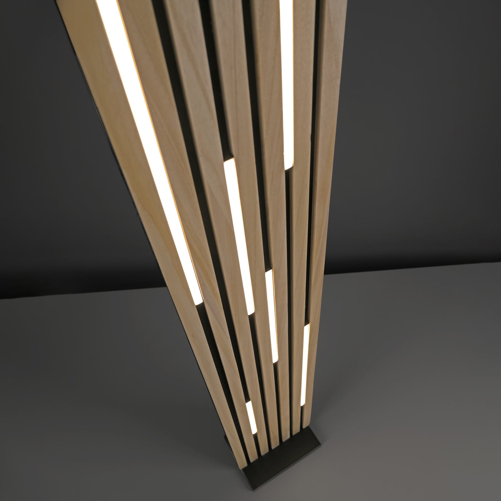 Smart LED-gulvlampe Q-Akustik med svart jernramme