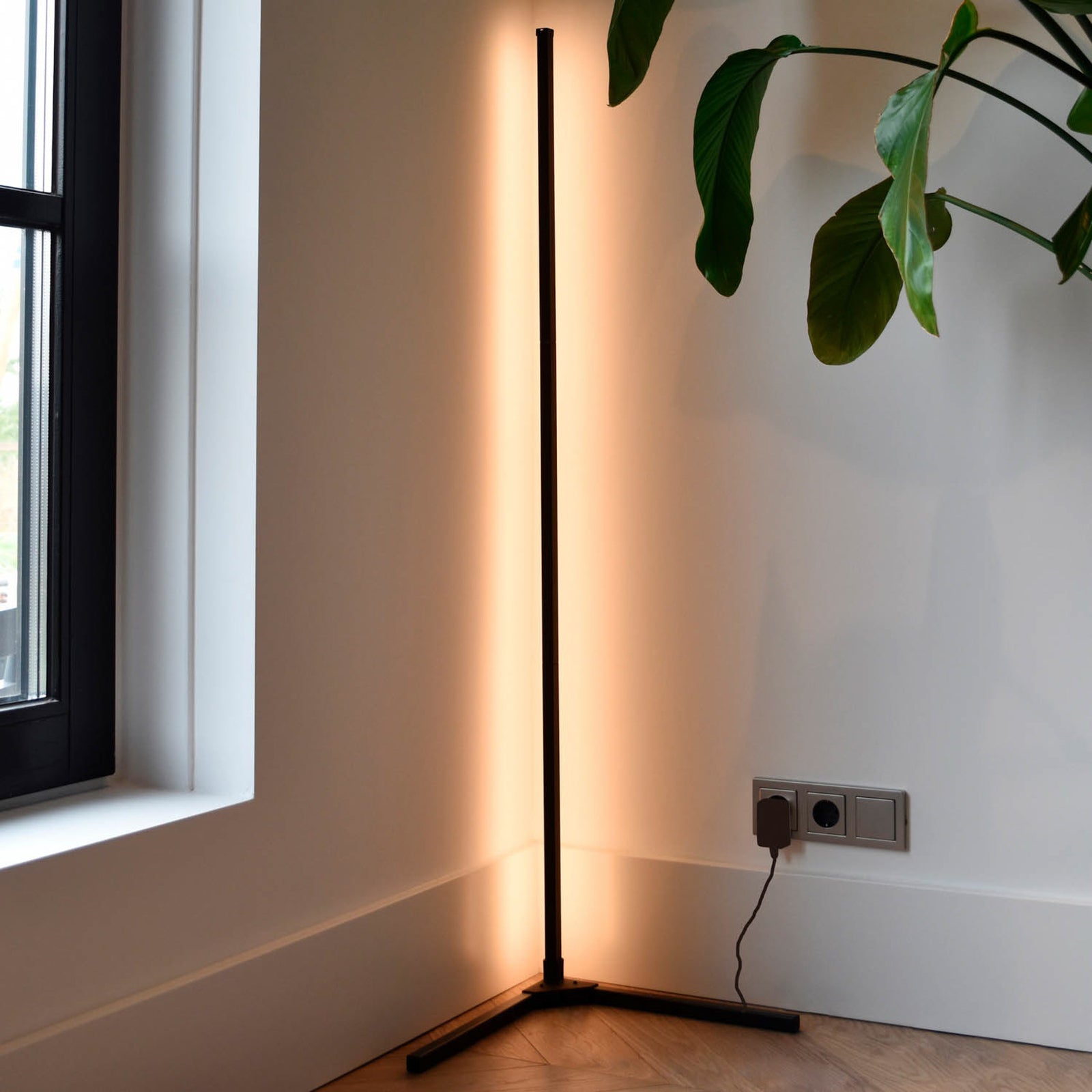 Smart LED-gulvlampe RGBW med fjernkontroll svart 140 cm montert i rom