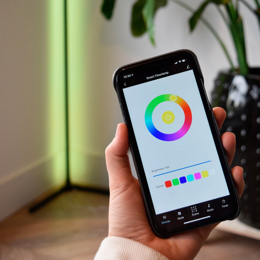 Smart LED-gulvlampe RGBW med fjernkontroll svart 140 cm lys i mørkt rom