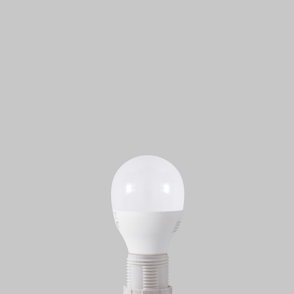 Smart LED-pære dråpeform E14 4,9W CCT RGB WiFi dimbar LUUMR montert i lampe