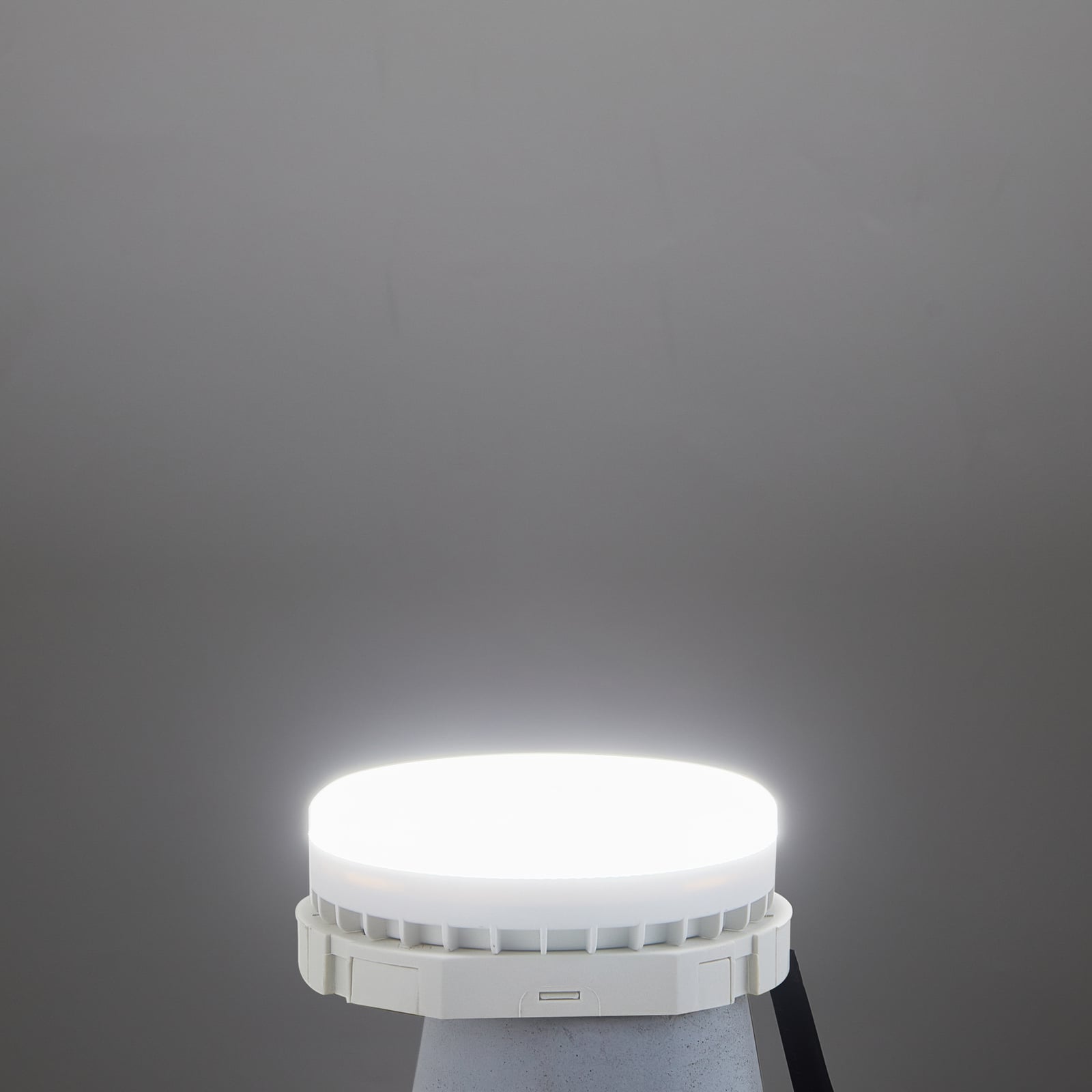 Smart LED-pære GX53 9W CCT dimbar matt Zigbee Philips Hue - LUUMR montert i lampe