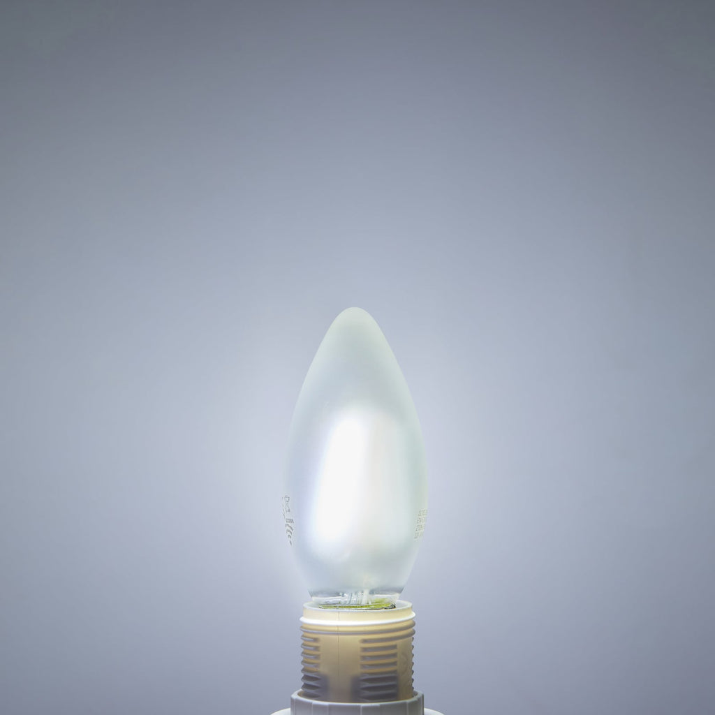 Smart LED-pære kronelysform E14 4,2W CCT dimbar matt Tuya - LUUMR bakside